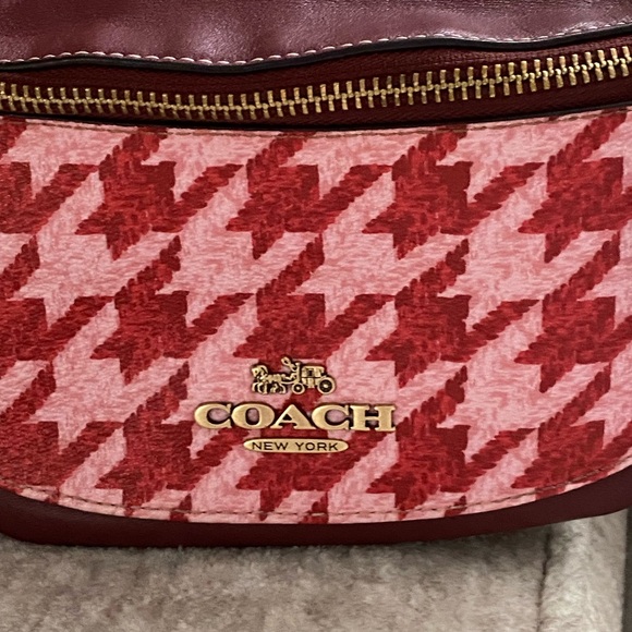 Coach Outlet Warren Mini Belt
Bag With Houndstooth Print - Picture 5 of 6